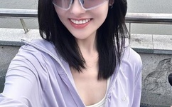 宝宝扶着水池乖乖让爸爸洗头